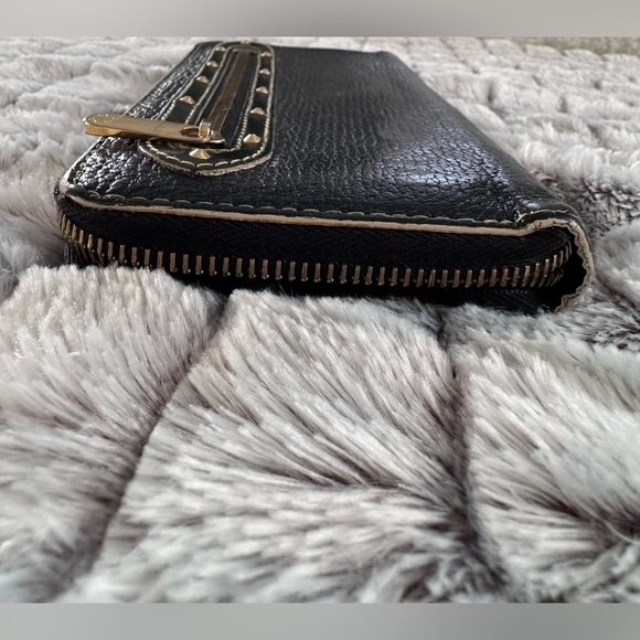 Authentic Louis Vuitton Suhali Zippy Long
Wallet black- excellent condit… - Picture 10 of 13